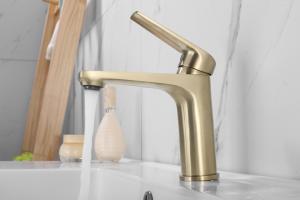 China Solid Brass Bathroom Basin Faucets Hot and Cool Chrome Surface Wash Basin Mixer Faucet on sale