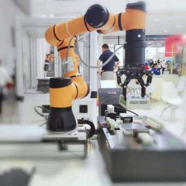 Welding Robot AUBO i10 With Other ARC Welders Used For ARC Welding As Other Welding Equipment