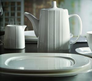 China British Style Porcelain Dinner Set Luxury Ceramic Dinnerware on sale