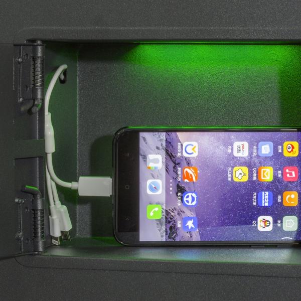 Wall Mounted Lcd Digital Signage Display , Smart Phone Charging Station 4k Digital Signage