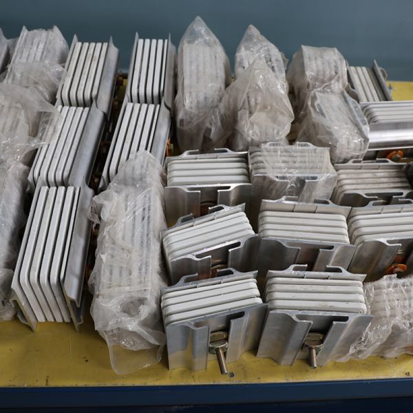 High Capacity 2000A Plug In Busbar & Cable Copper And Aluminum Sandwich Bus Duct Insulation