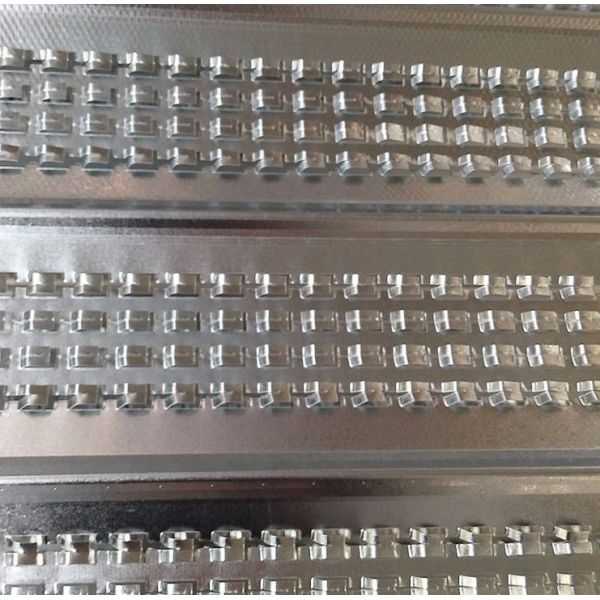 Galvanized Steel High Rib Lath Formwork Concrete Construction Mesh with 0.3mm/0.35mm/0.4mm/0.5mm Thickness 2m/2.5m Length and 0.45m Width