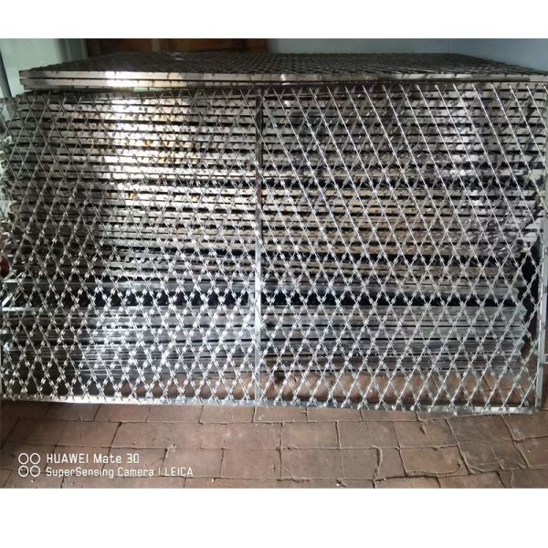 Razor Barbed Wire Hot-dip Rust-proof Barbed Wire Steel Wire Mesh Wall razor Barbed Wire