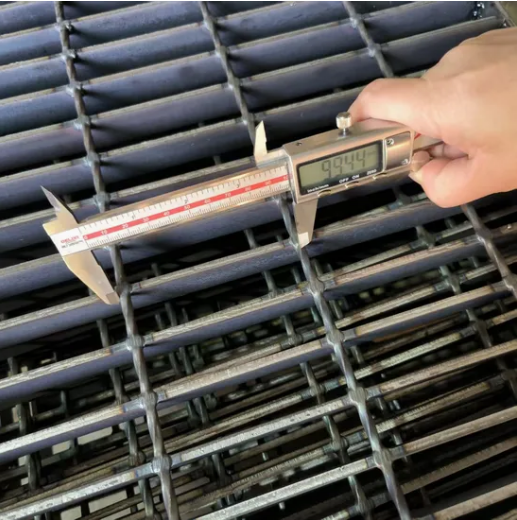 Hot Dip Galvanized Steel Grating with High Strength-to-Weight Ratio and Customizable Sizes for Industrial Walkways