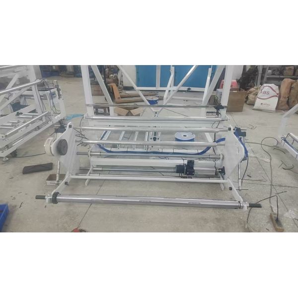 Large Dispossable Tablecloth Sheet Automatic Cutting And Rewinding Machine 220V High Performance Machinery